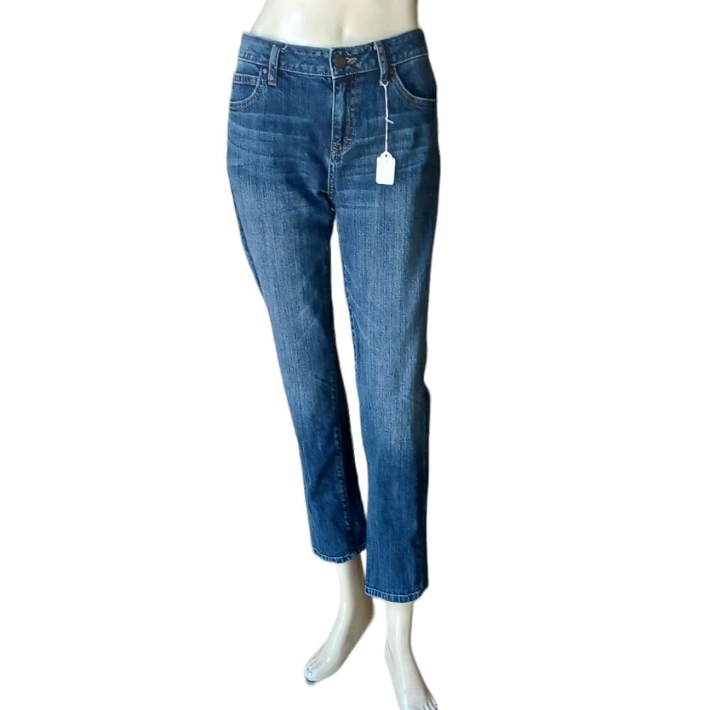 649339....JLO Straight leg Jeans Size 6, W30" 26"Inseam 9"Rise